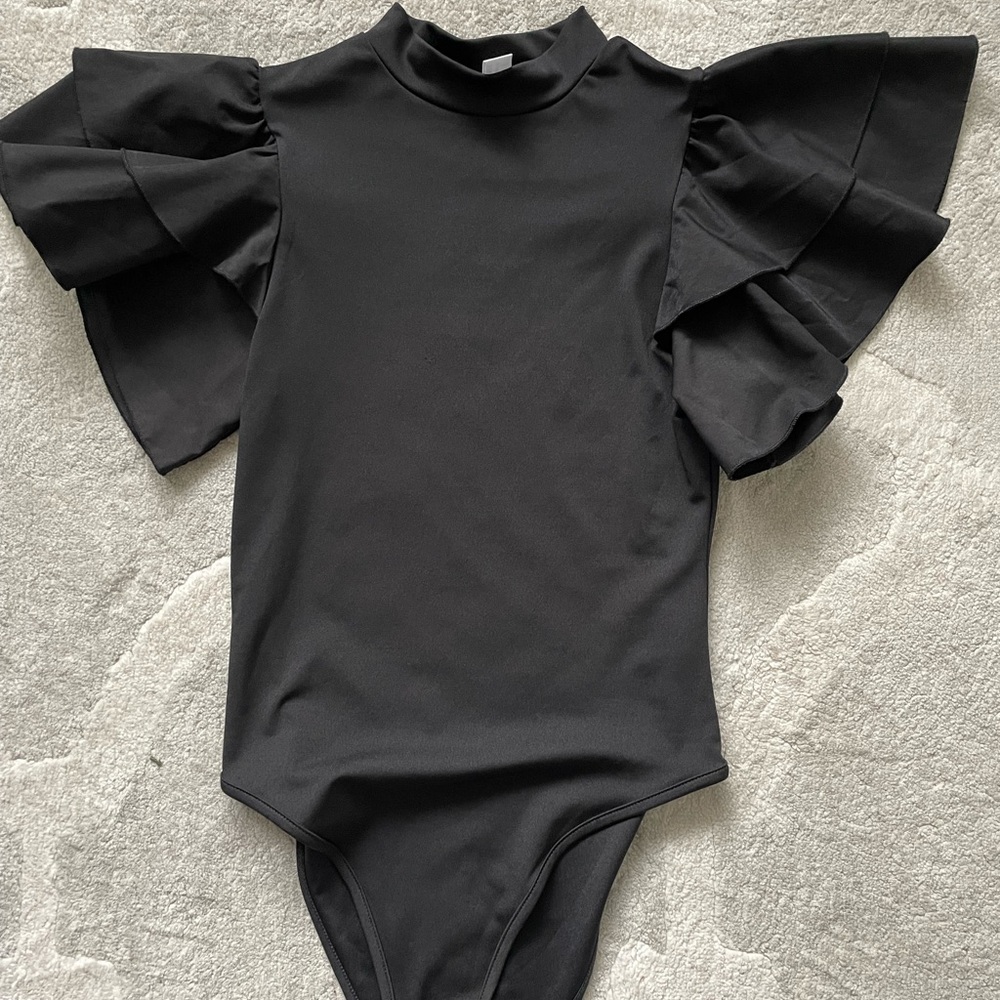 SHEIN Black Ruffled Sleeve Bodysuit